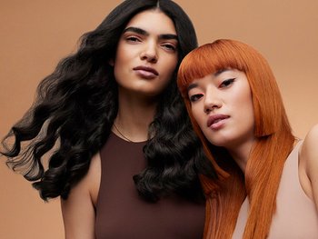 Brünette und rothaarige Frau