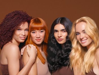 Gruppe von Frauen mit unterschiedlichsten Haarfarben