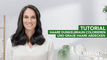 Dunkelhaarige Frau in weißer Bluse