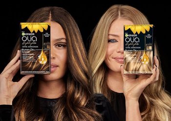 Zwei Frauen, die ein Olia Highlights Produkt vor eine Gesichtshälfte halten