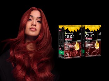 Olia Red Laquers Produktlinie mit einer rothaarigen Frau