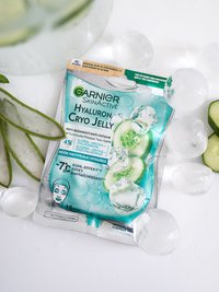 Hyaluron Cryo Jelly Anti-Müdigkeit Gel-Tuchmaske auf dem Tisch neben Eiswürfeln und Aloe Vera Scheiben