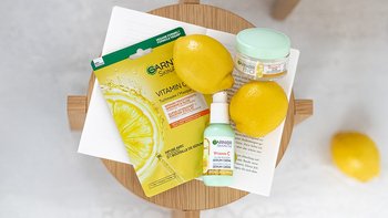 Garnier Vitamin C Produkte auf einem Hocker