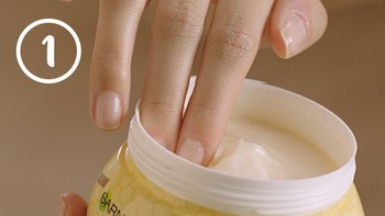 Frau tunkt Finger in Creme