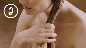 Frau flechtet ihr Haar