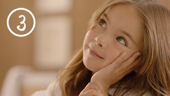 Mädchen guckt lächelnd nach oben