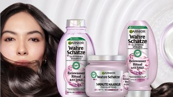 Brünette Frau und die Wahre Schätze Reiswasser Produktlinie