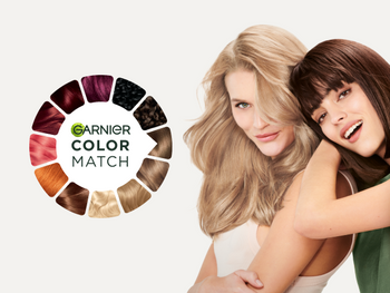 Logo von Garnier Color Match & zwei junge Frauen, die interessiert lächeln