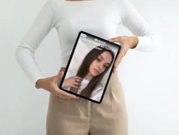 Frau hält ihr Haarfarben-Ergebnis in die Kamera und teilt es in ihren sozialen Medien